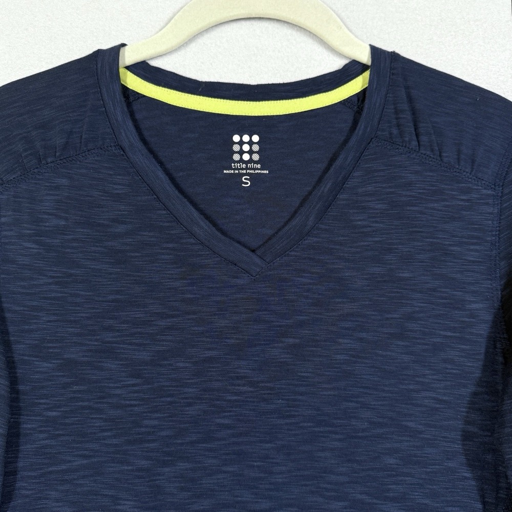 Title Nine Top Womens Small Matahari Long Sleeve Stretch V Neck Blue Athletic - Picture 2 of 13